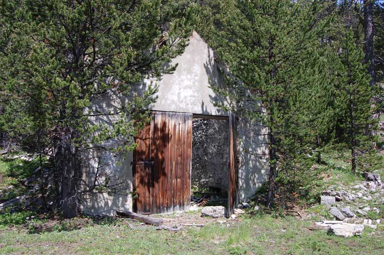 Vista frontale del manufatto che ospitava il Pezzo 4