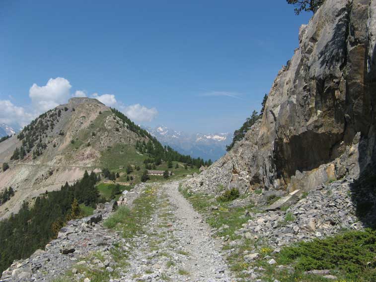 Abbiamo raggiunto il villaggio militare di La Cochette,si prosegue.Di fronte a noi il monte e forte dell'Infernet