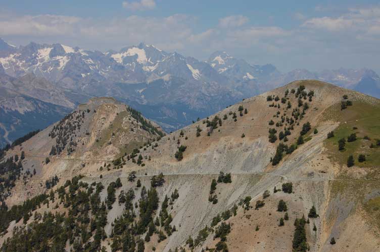 Le cime dell'Ombilic e dell'Infernet con sullo sfondo i monti del Delfinato.Visibile la strada che percorrerremo