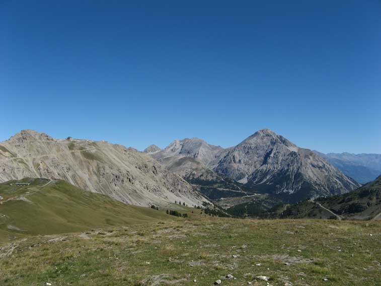 Siamo appena scesi dalla seggiovia del Gondran,visibili sullo sfondo i monti Janus e Chaberton