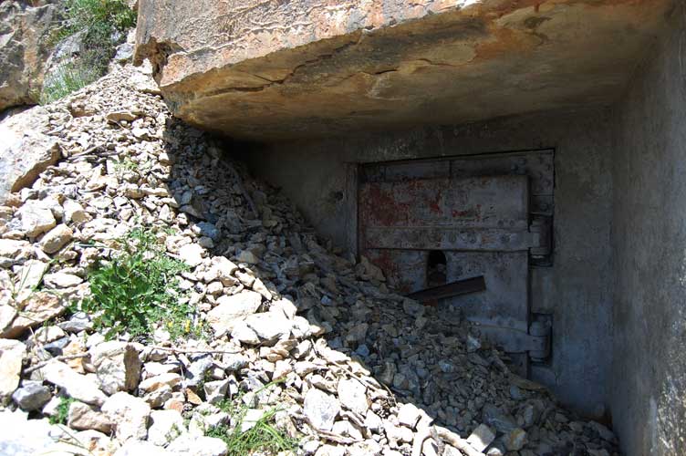 La frana che blocca la porta di ingresso