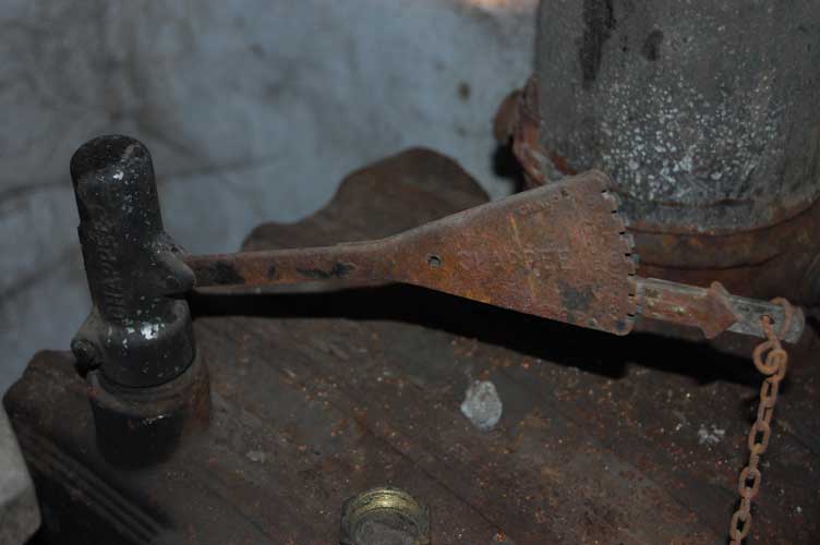 Particolare del comando aerazione caldaia