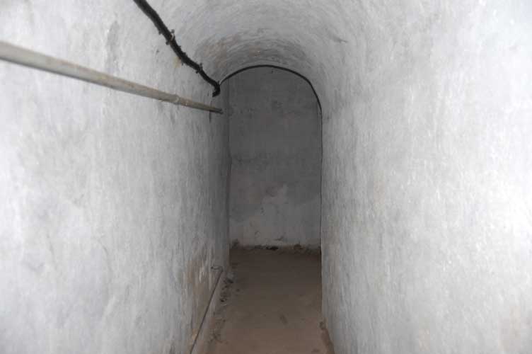 Fine del corridoio proveniente dall'ingresso,noi svoltiamo a sx.Visibile a dx una nicchia che ospita un serbatoio in metallo probabilmente per l'acqua.