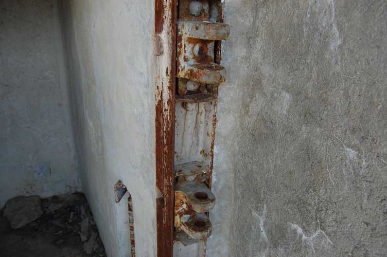 Particolare del sistema di chiusura della porta di ingresso