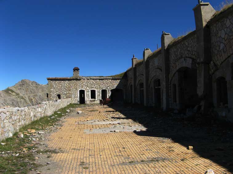 Forte Gondran C-Il pavimento piastrellato