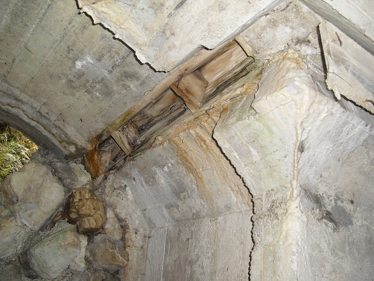 Notare i metodi costruttivi per gli incavi nei muri