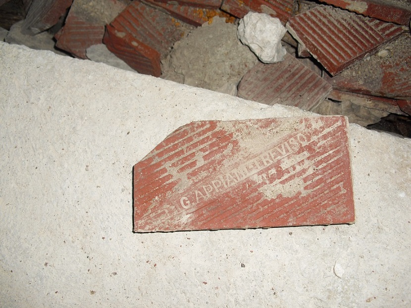 Piastrelle del forno di Gregorio Appiani sita in  Treviso attualmente sede di un recente complesso di edifici