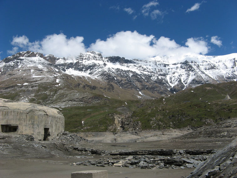 24 maggio 2014 Moncenisio fondo lago-Il malloppo mitragliatrici del Centro 18 e la bastionata innevata di Cima Roncia