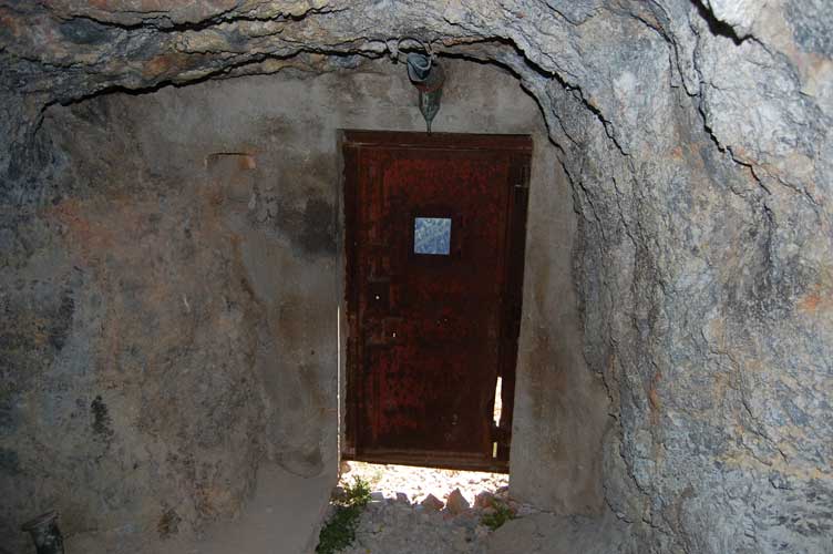 La porta d'accesso dell'ingresso S richiusa e vista dall'interno,sopra la porta è visibile il collettore per lo spurgo della condensa presente in quel tratto di conduttura