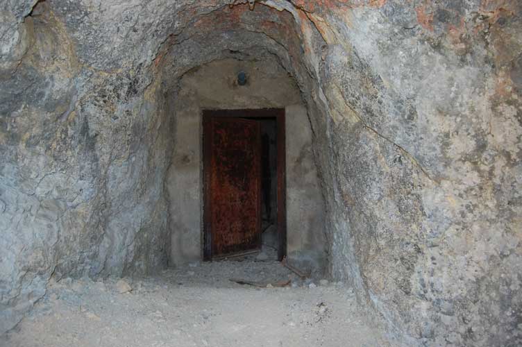 Appena entrati dall'ingresso S un vano non rivestito ospita la latrina,in fondo una porta stagna permette di accedere alla postazione dell'arma e al ricovero