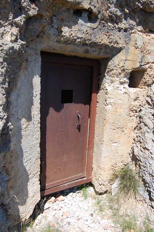 Come si può notare la porta si apre e si chiude ancora normalmente.A dx lo sfiato della latrina e in alto la presa d'aria