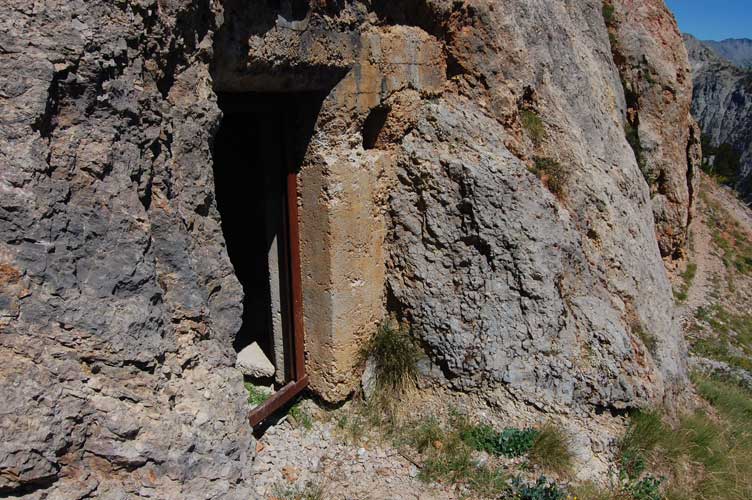 Abbiamo raggiunto l'ingresso S,notare la leggera traccia di sentiero che conduce all'ingresso N