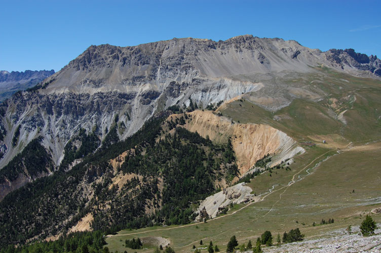 In basso visibili gli Chalet di Thures e il sentiero che scende al Col della Scala.Sullo sfondo la Crete de la Charmette