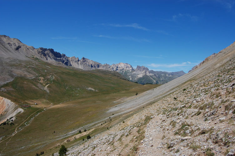 Stiamo percorrendo il versante S della Guglia Rossa,il sentiero è ancora buono.