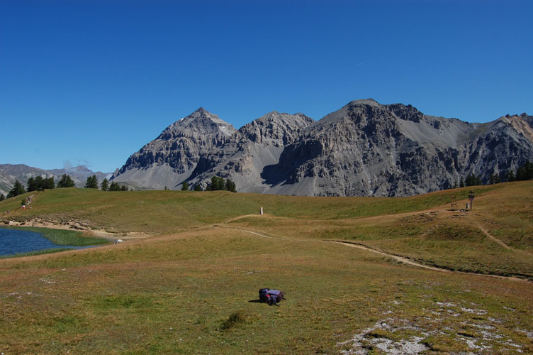 A sx il lago di Thures,a dx il Colle omonimo e sullo sfondo il gruppo dei Re Magi