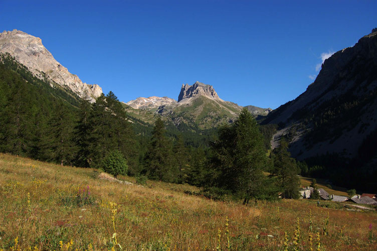 Abbiamo lasciato l'auto,in basso a dx i tetti dei fabbricati delle Grange di Valle Stretta e al centro il gruppo dei Serù