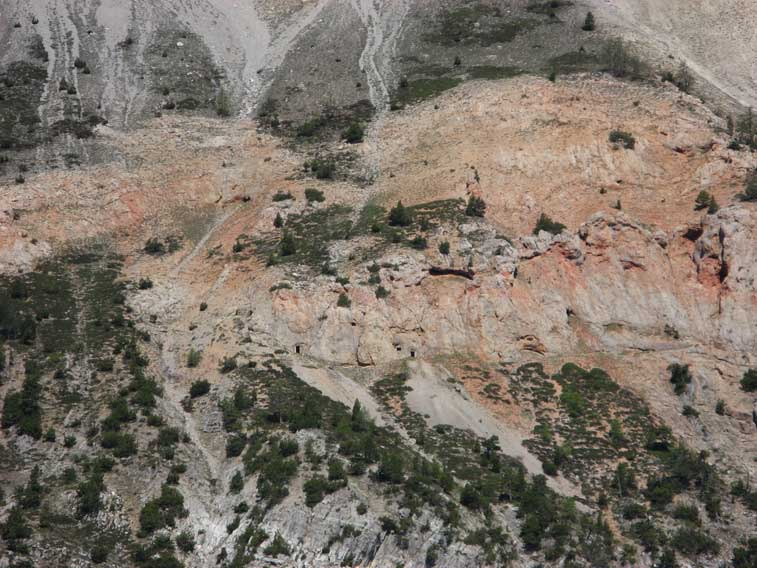 Gli ingressi N e S del Ricovero XXI visti dal sentiero che sale al Centro 35