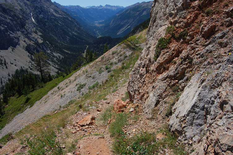 Di fronte a noi la traccia di sentiero che porta all'ingresso S e al Colle di Thures.Sullo sfondo il Col della Scala e la Valle della Clarèe