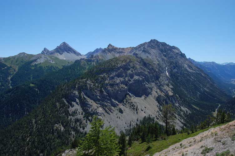 All'esterno il panorama è magnifico,da sx Punta Charrà,Guglia del Mezzodì e Cima della Sueur:siamo incantati