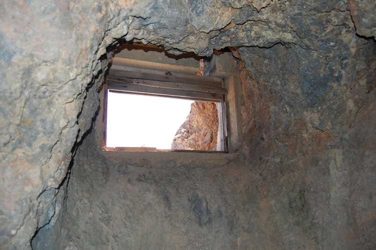 La finestrella con il telaio in legno vista dall'interno