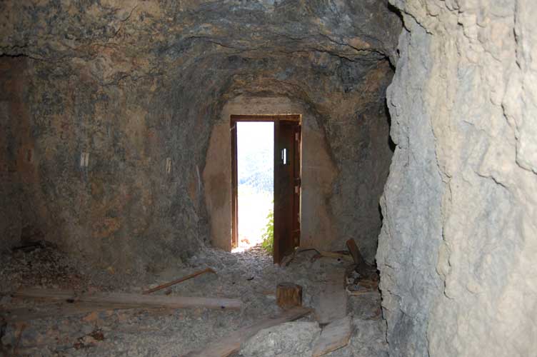 L'ingresso N visto dall'interno,a sx il vano non rivestito che ospitava il gruppo elettrogeno