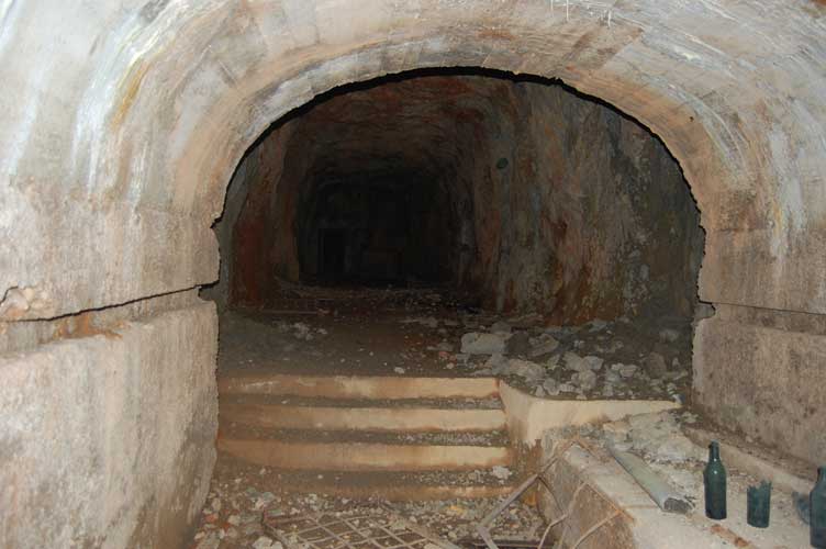 L'unica parte rivestita del ricovero,a dx il basamento dei serbatoi dell'acqua