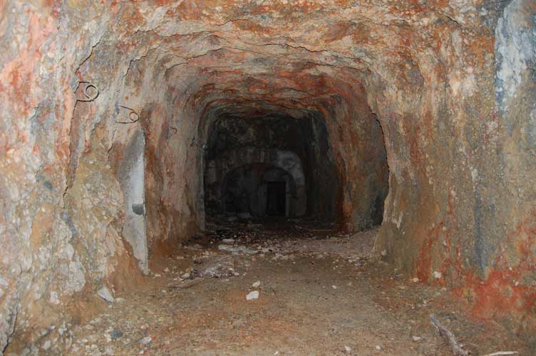 Andiamo verso il lato N,a dx la nicchia della presa d'aria