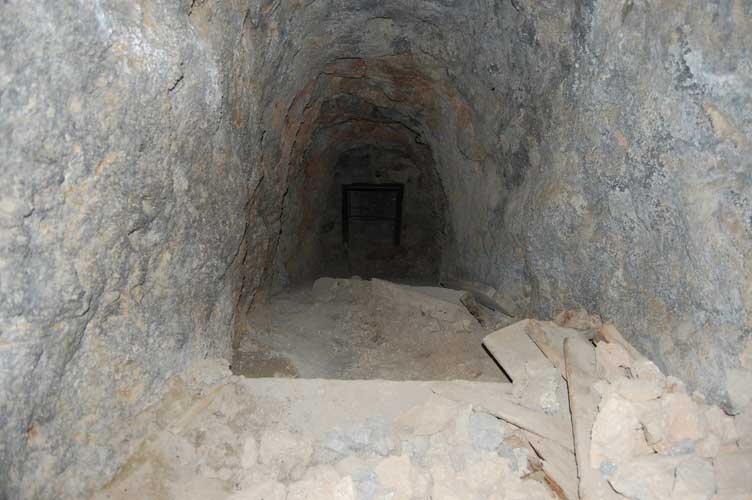 Abbiamo svoltato,di fronte a noi la rampa di scale che ci condurrà verso l'ingresso e il camerone del ricovero