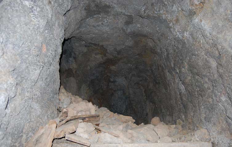 Con una svolta di 90° dal pianerottolo la scala svolta a sx prima di accedere alla casamatta,la quantità di detriti è notevole