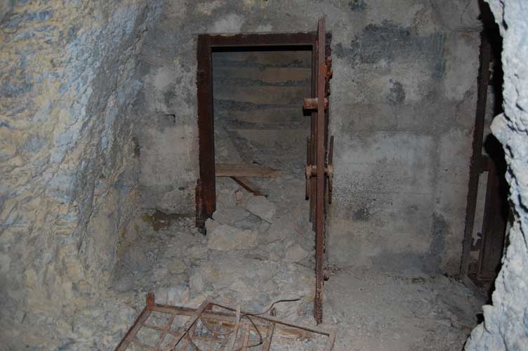 Di fronte a noi la prima rampa di scale di accesso alla casamatta dell'arma,a dx l'accesso al camerone.Noi proseguiamo verso le scale