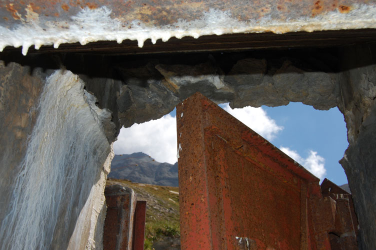 Visibile fra la porta e il soffitto la cima del monte Lamet