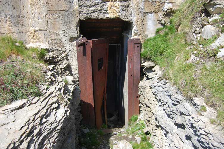 La porta di accesso è bloccata,notare la parte inferiore deformata