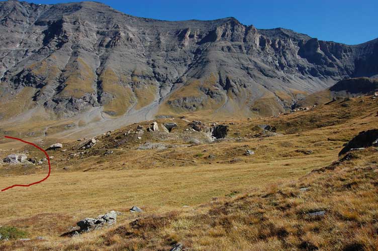 Abbiamo raggiunto il Pian delle Cavalle sito del ricovero A visibile a sx all'interno del cerchio rosso.Di fronte a noi gli ingressi dei ricoveri in caverna IX/I e II