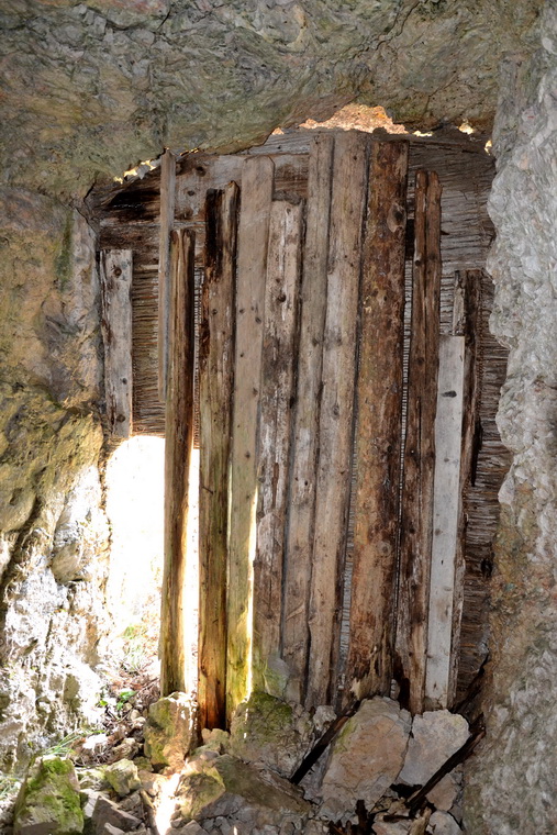 Travi di legno e canne intonacate per mascherare l'ingresso