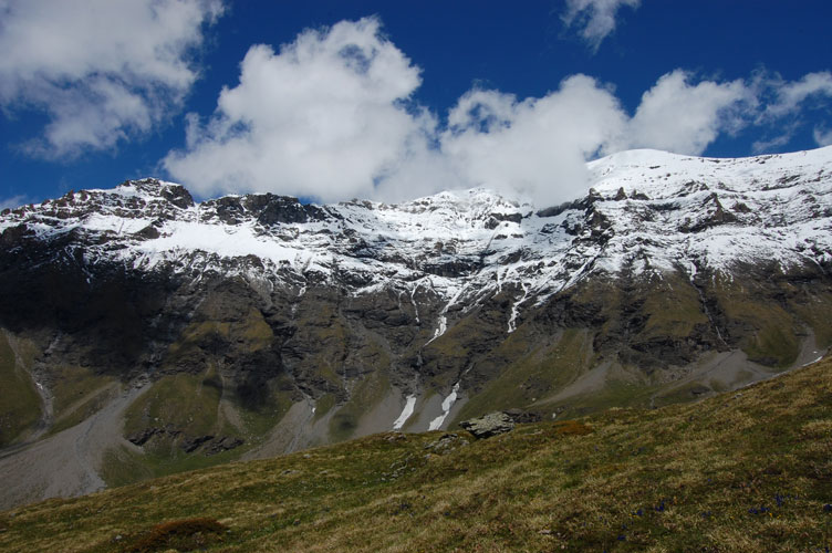 Dall'esterno uno sguardo verso Cima Roncia ci fa capire quanto è bella la montagna