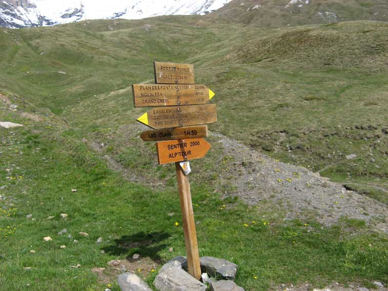 La palina indica che abbiamo raggiunto la quota di m 2294 slm e la direzione verso il lago Clair