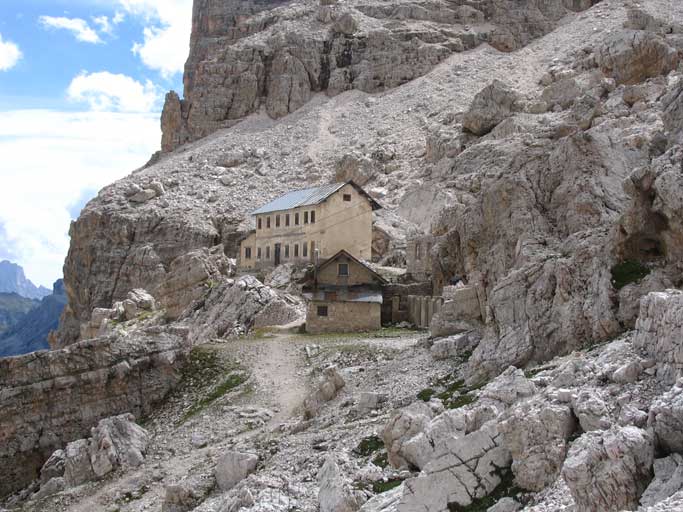 Il vecchio Rifugio Cantore ora abbandonato