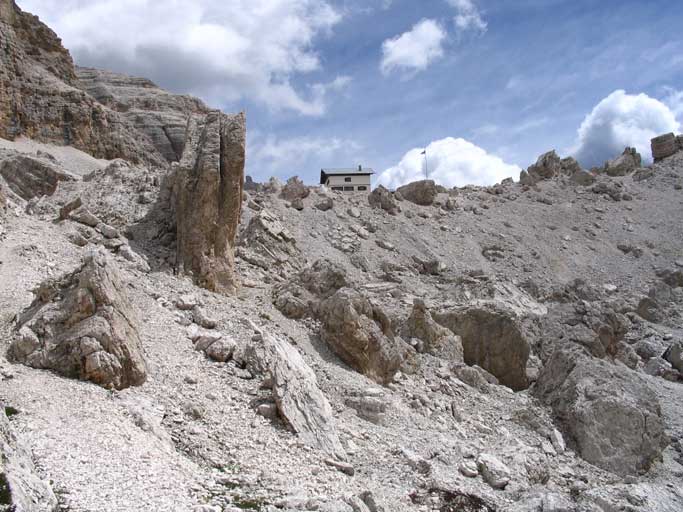 Il Rifugio Giussani alla Forcella di Fontana Negra