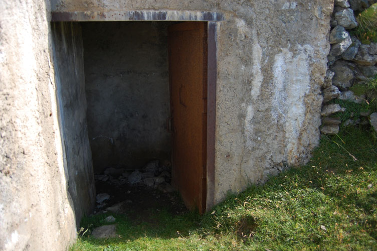 L'ingresso,anche se bloccata la porta è ancora in sede
