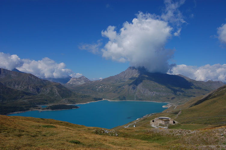 Salendo il panorama si allarga,la vista sul lago è stupenda