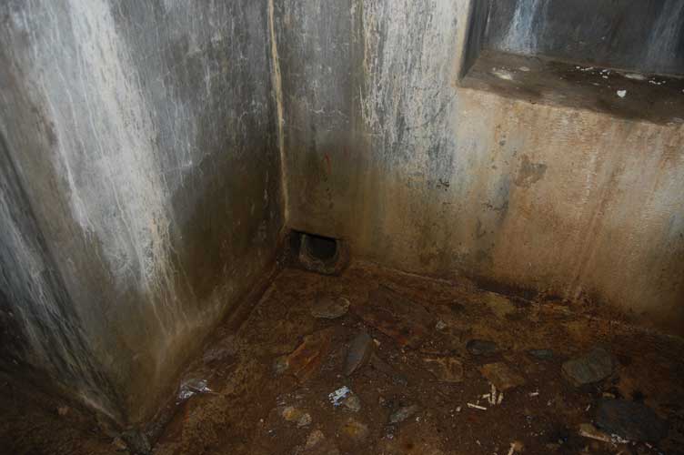 Nei pressi dell'ingresso un'apertura permette lo scarico all'esterno di eventuale acqua presente
