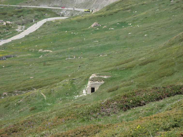 Il Ricovero E con visibile sullo sfondo la RN 6 verso il Colle del Moncenisio