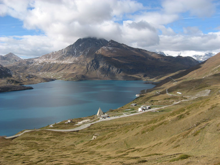 Al centro della foto il Ricovero E.Sullo sfondo <br />sono visibili il Pian delle Fontanette,il lago del Moncenisio e Cima Clairy