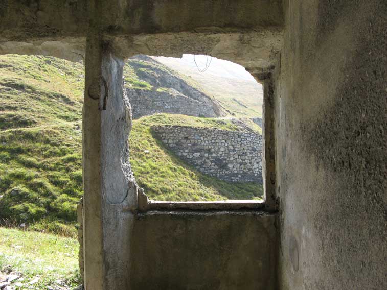 La strada verso la Batteria La Court vista dall'interno del Ricovero