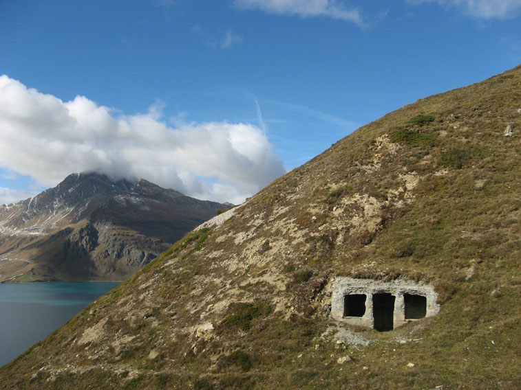 Il ricovero,il lago e avvolta dalle nubi Cima Clairy