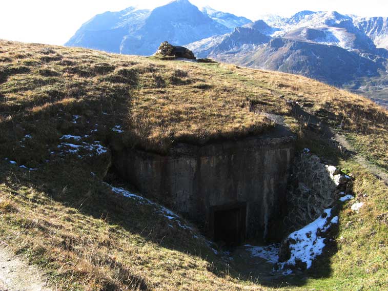 Passiamo nei pressi dell'ingresso secondario ed inagibile del Centro 22-Batteria B4.La spruzzata di neve fresca intorno ci indica che l'inverno è ormai vicino