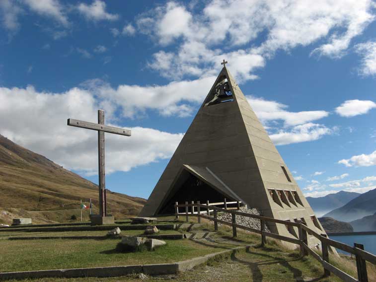 L'originale chiesetta piramidale al Pian delle Fontanette,eretta in sostituzione delle vecchia Chiesa dell'Ospizio