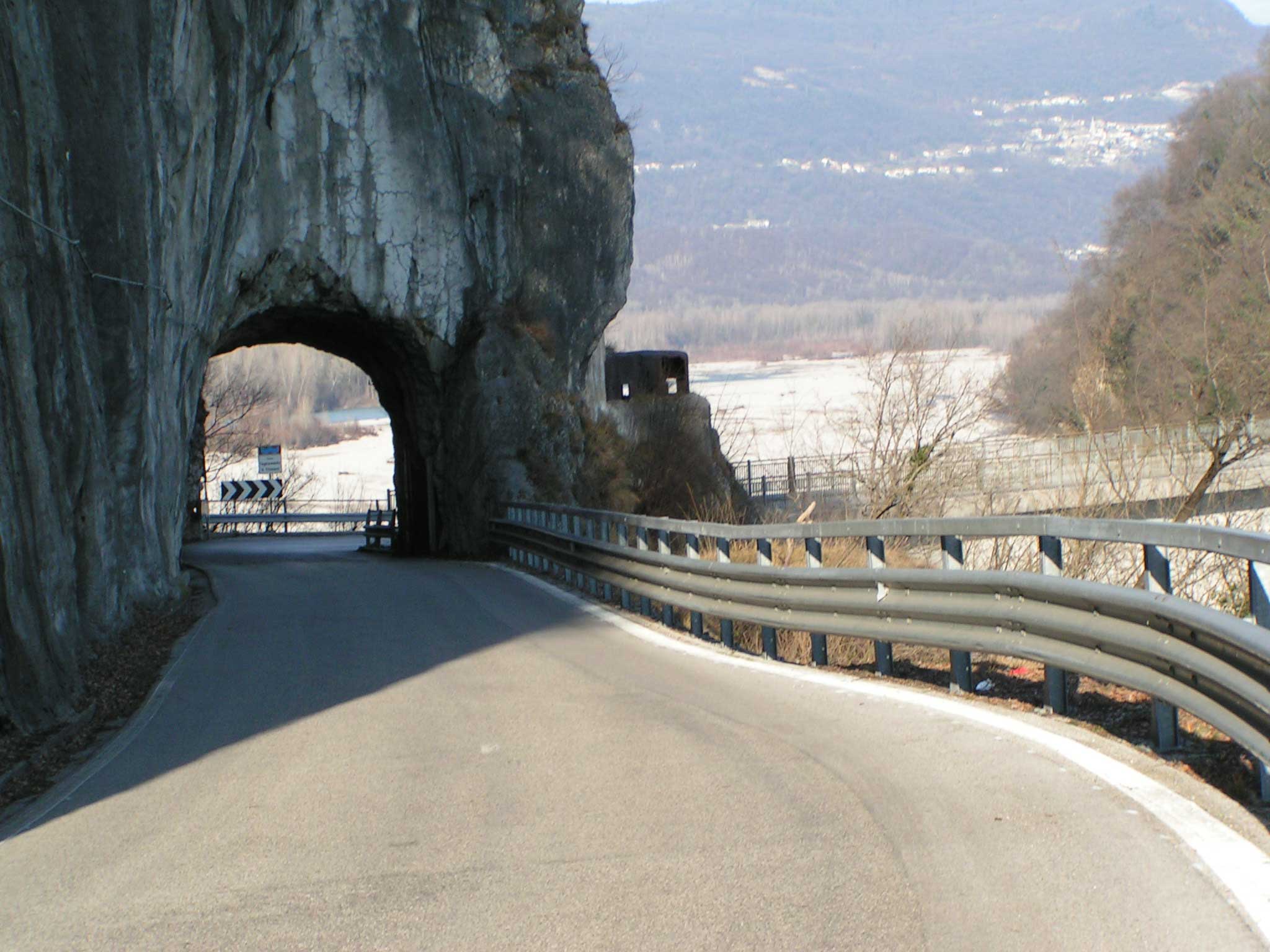 sotto passo  ostruibile e con accesso in caverna<br />ad altre postazioni