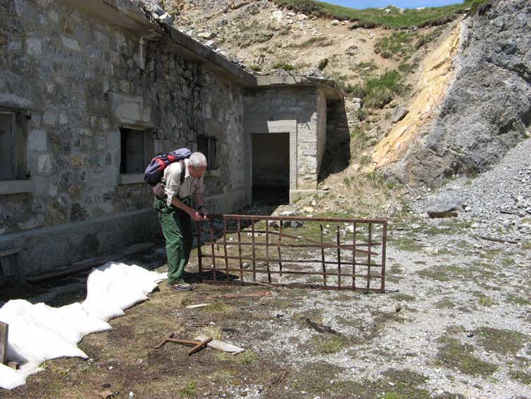 Resti metallici di una branda nei pressi del Ricovero XIX