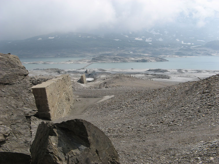 Lo sviluppo del muro-fossato Roncia ripreso dal sito ove avrebbe dovuto essere realizzato il malloppo anticarro binato del mai realizzato Centro di Fuoco 19bis